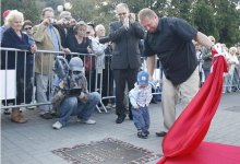 Janusz Rokicki podczas odsłonięcia